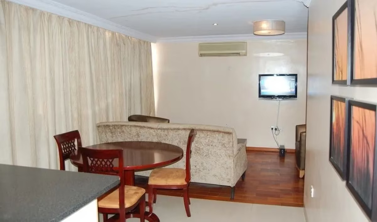 /web/uploads/116/Owu Crown Hotel ibadan/room-photos/Royal corner/owu crown ry c.jpg